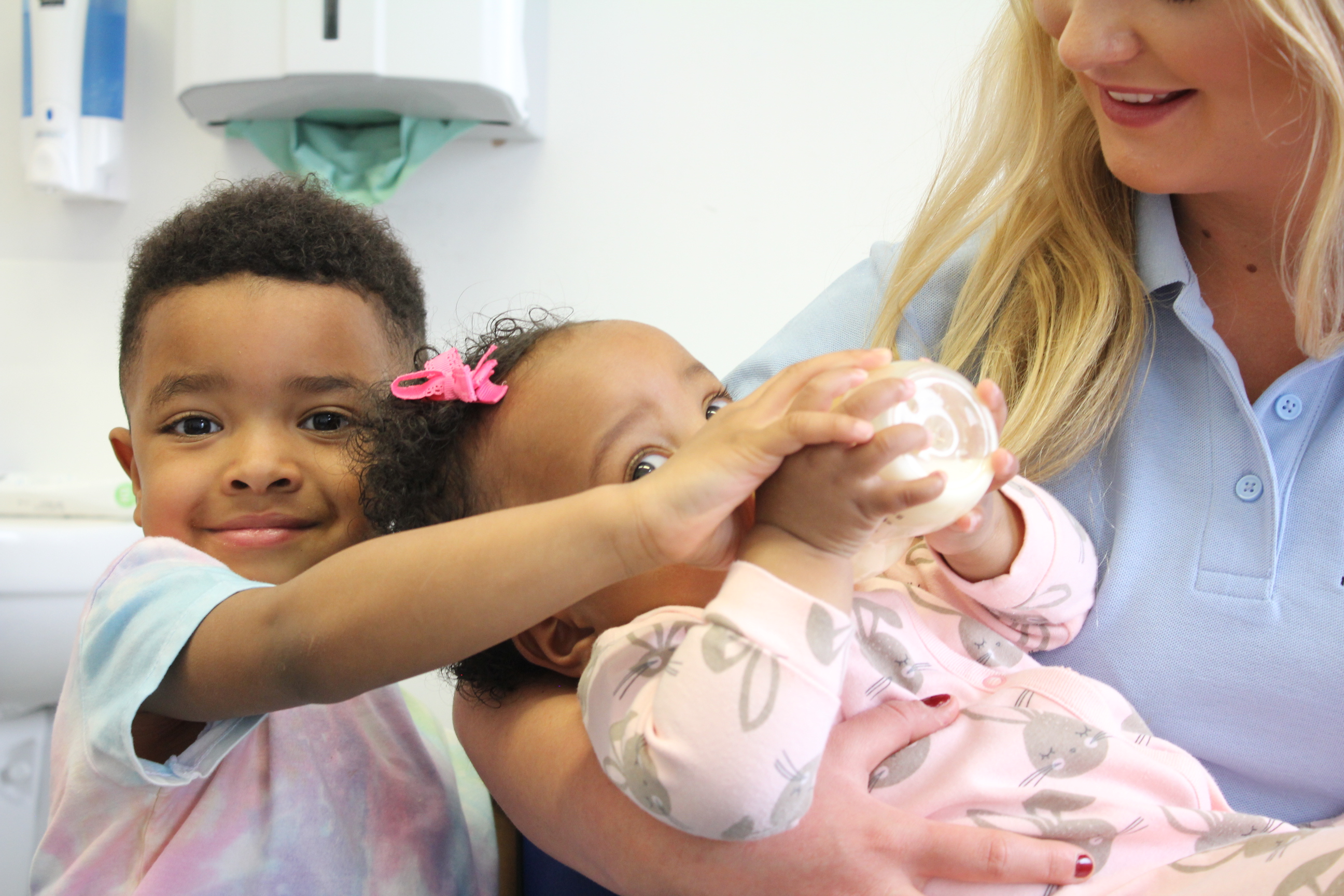 Jada and Ezra being fed by saffron